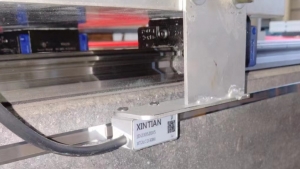 XT2系列光栅尺安装在测量平台